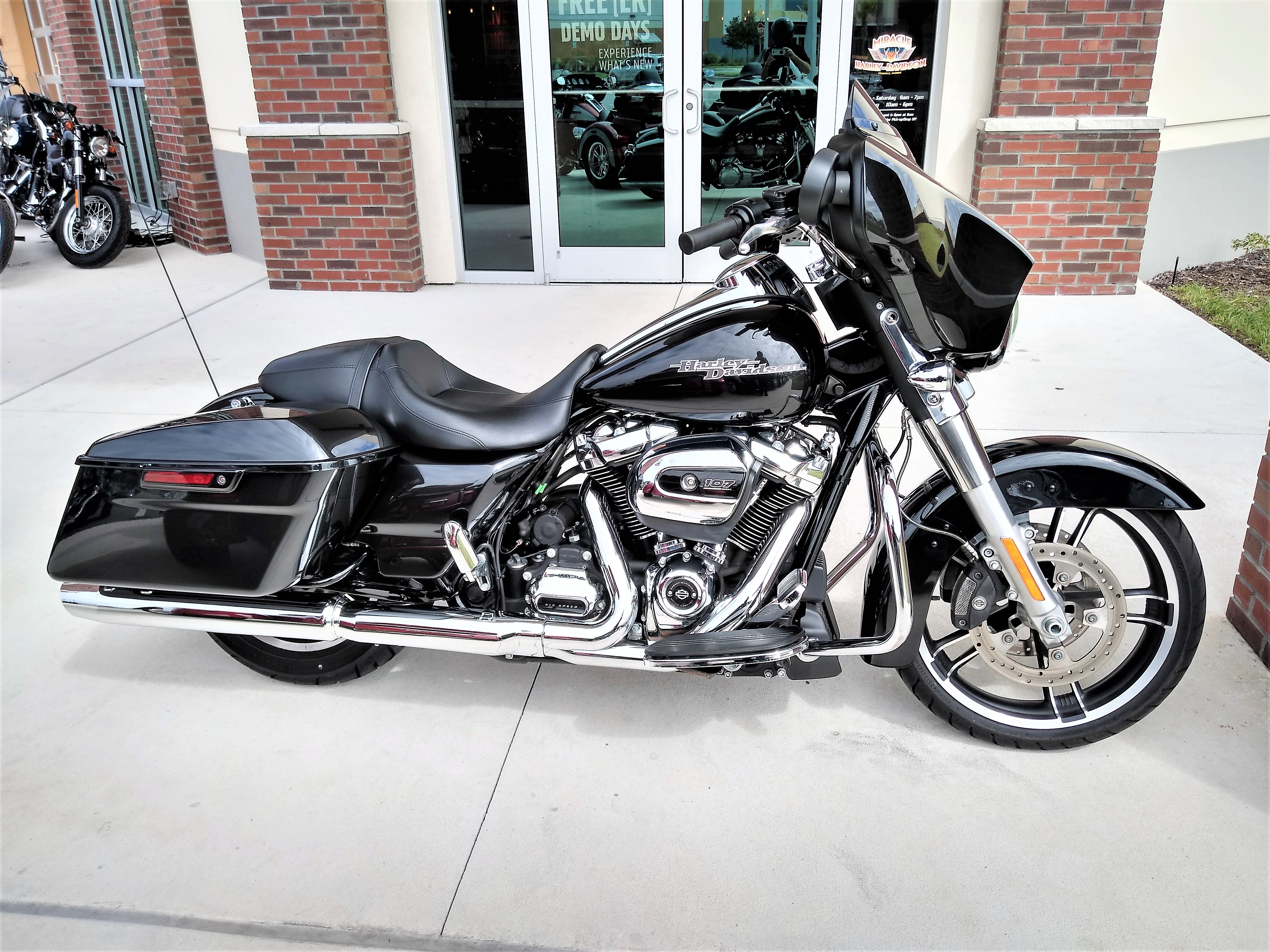 Harley Street Glide Weight Specs